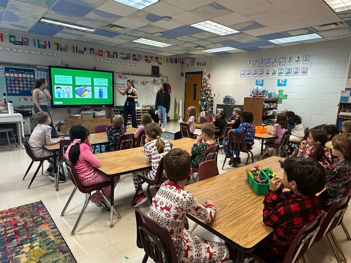 A 4 Green Futures mentor teaching an environmental lesson to an elementary classroom